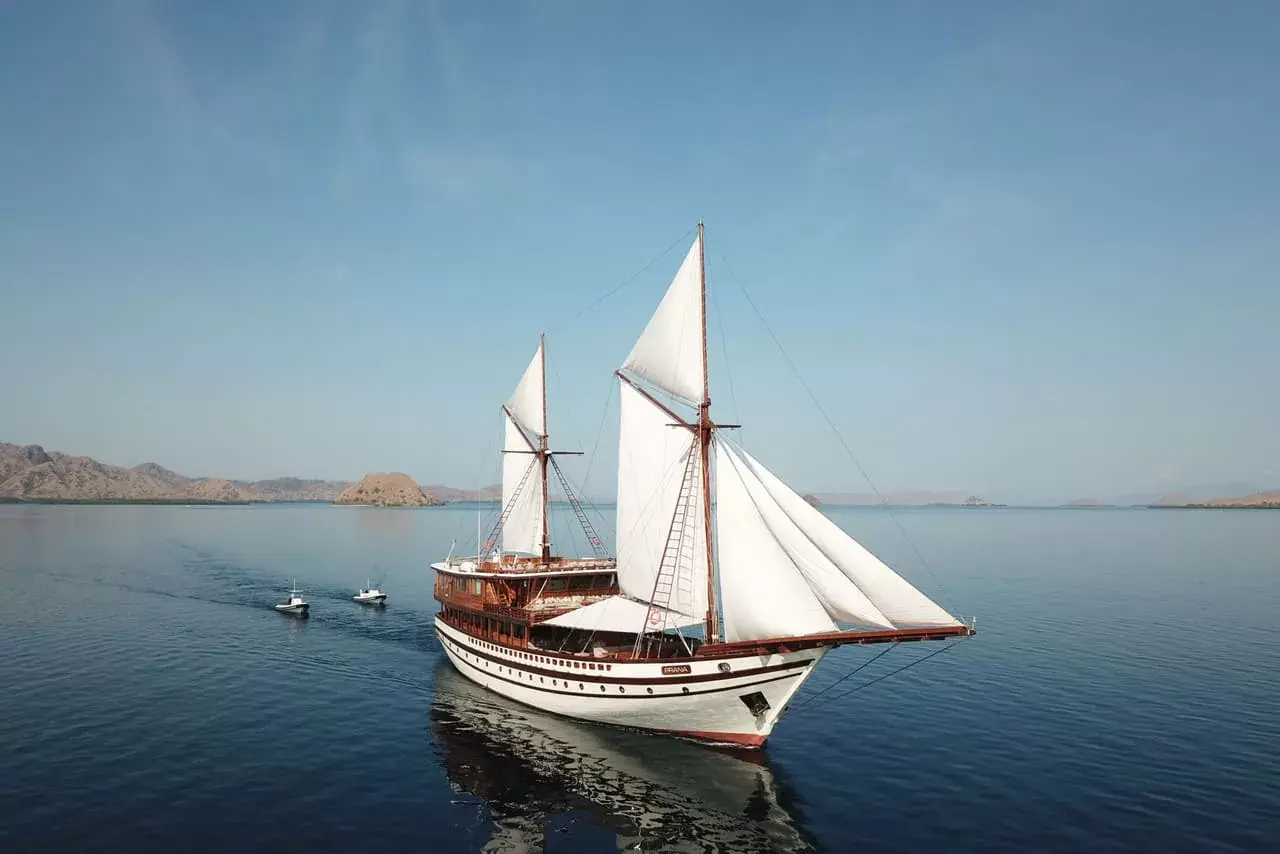 Phinisi under sail