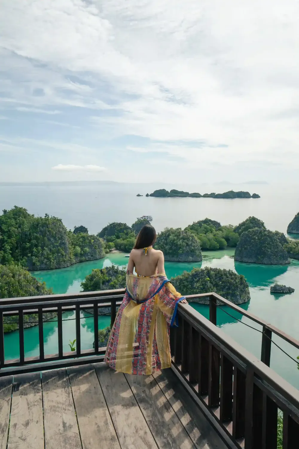 A traveller on the Piaynemo viewpoint looking over the lagoon